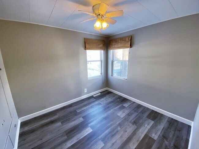 Foto del edificio - 120 Bradley Ct