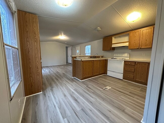 Foto del edificio - Two bedroom single wide on private lot off...