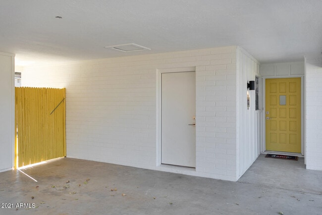 Building Photo - 2333 E Paradise Dr