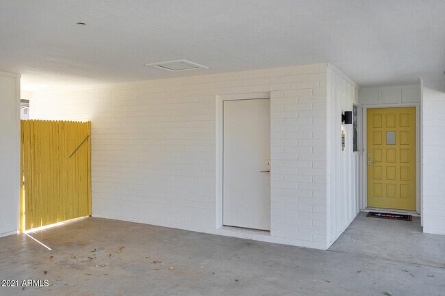 Foto del edificio - 2333 E Paradise Dr