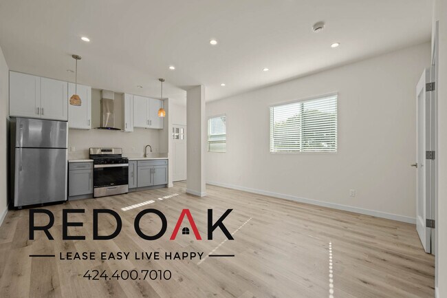 Foto del edificio - Spacious Studio with Lovely Hardwood Floor...