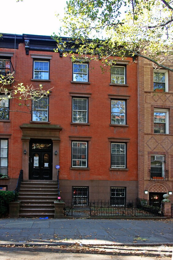 Primary Photo - 126 Pacific St