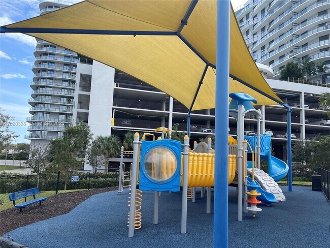 Foto del edificio - 14951 Royal Oaks Ln