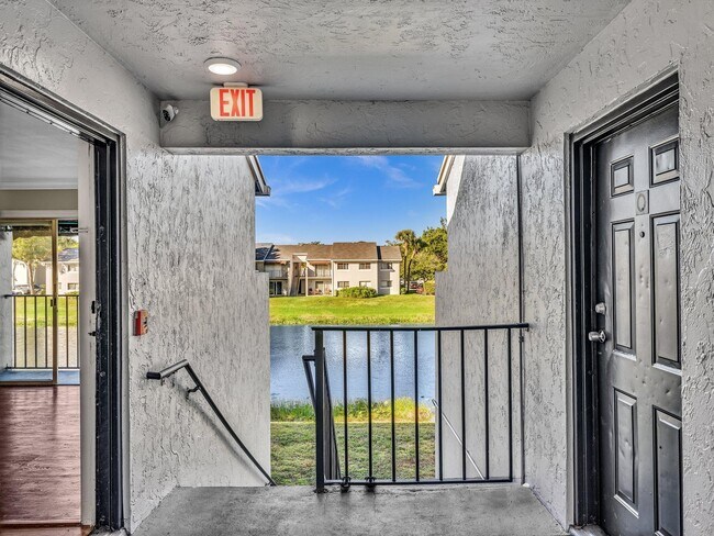 Foto del edificio - 1163 Lake Terry Dr