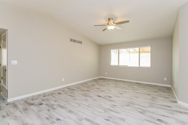 Foto del edificio - 9990 E Falcon Point Dr