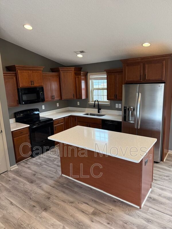 Foto del edificio - 208 Sleepy River Rd