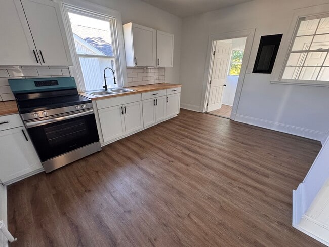 Building Photo - Spacious 2bed/1bath