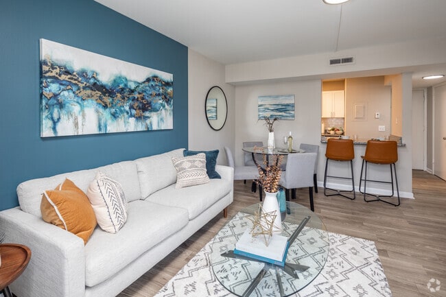 1BR, 1BA - 695SF - Living Room - Fountains at Belle Meade