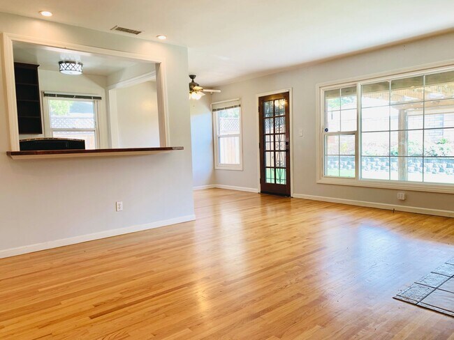 Building Photo - Beautiful 3BD/1BA Home Available in Allied...