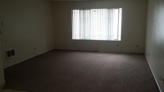 living room - 959 7th Ave