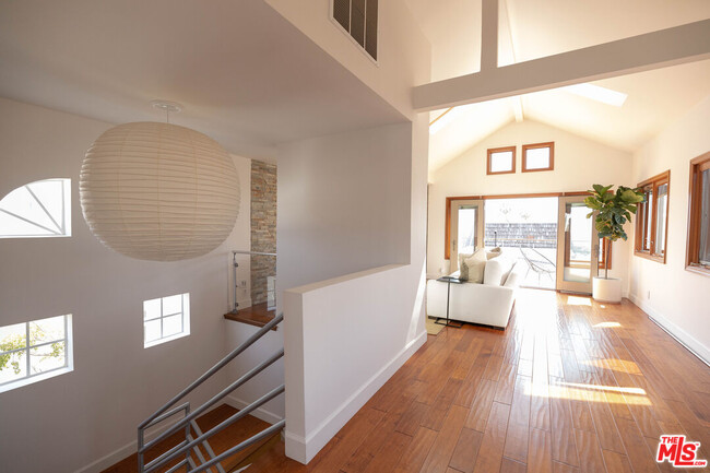 Building Photo - 6644 Vista Del Mar