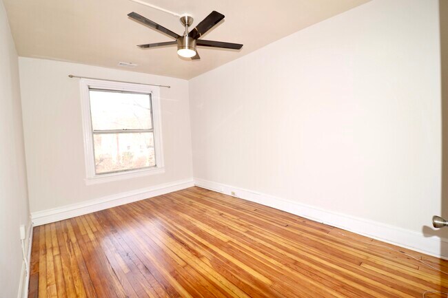 Dormitorio grande en la planta superior - 2627 Sherman Ave NW