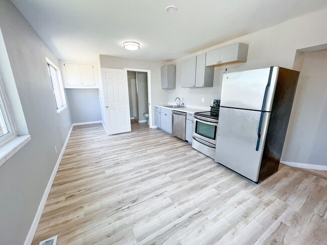 Building Photo - Provo 2 bed, 1 bath Duplex