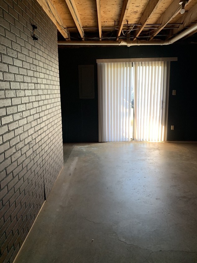 Building Photo - Two Bedroom with Basement in Campbell County