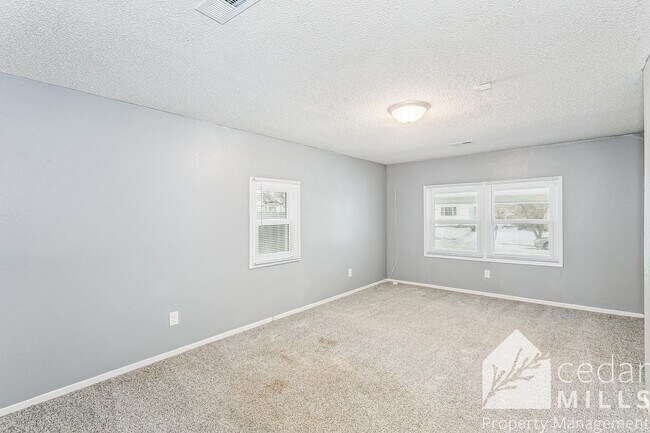 Building Photo - Large 3 Bedroom Ranch w/ Extra Space