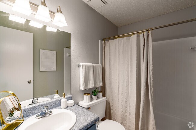 2BR, 2BA961SF - Baño secundario - The Bricks on 13th Apartments