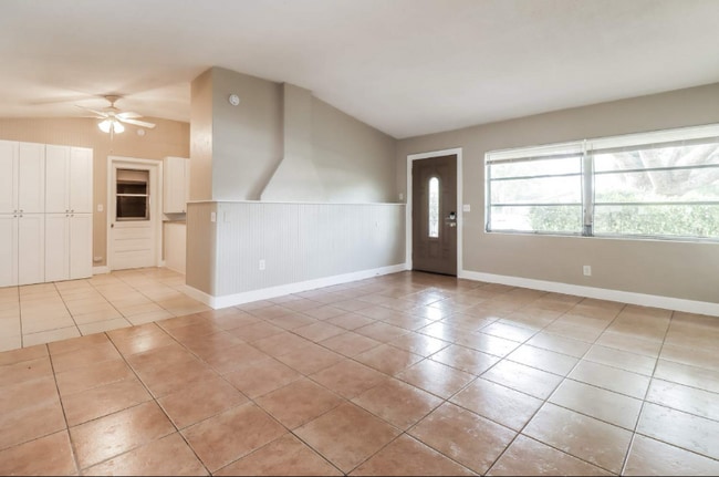 Building Photo - 12783 Pineway Dr