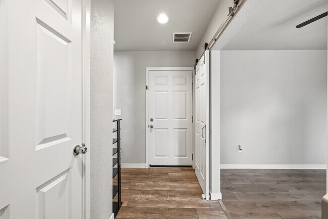 Foto del edificio - $2,245.95, 3 bed, 2.5 bath, located in Colorado Springs with a Balcony