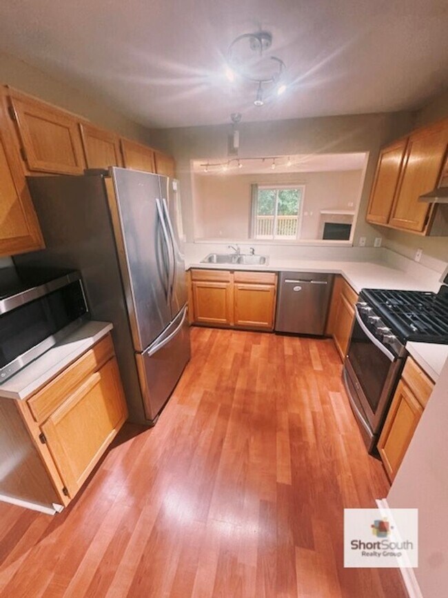 Building Photo - Updated 3 Bed 3.5 Bath Condo