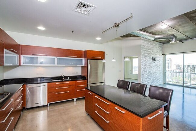 Foto del edificio - Stunning Modern 2Bdm 1Ba High-Rise Condo L...