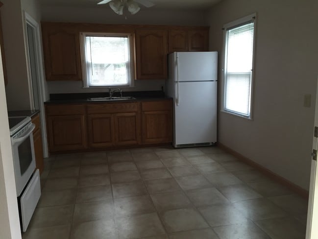 Kitchen - 1800 Hawthorne Ave
