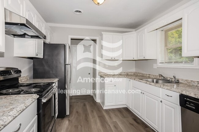 Building Photo - 3429 Kensington Dr S