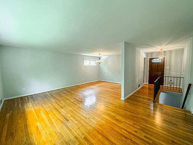Foto del edificio - Sought-After 4 Bed 3 Bath L-Shaped Rambler...