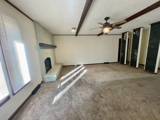 Foto del edificio - REDUCED - 2535 S. WELLER AVE. - NO PETS - ...