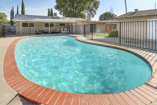 Pool - 23009 Vanowen St