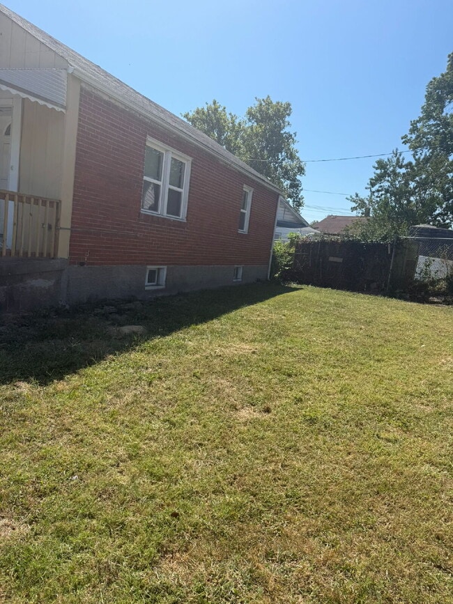 Building Photo - 6808 Stratford Ave