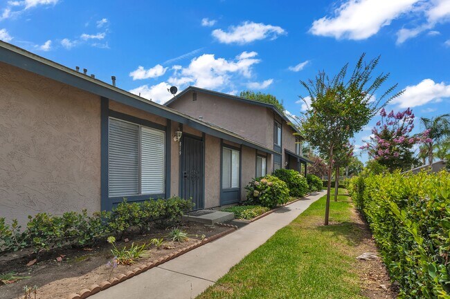 Foto del edificio - 819 Silver Fir Rd