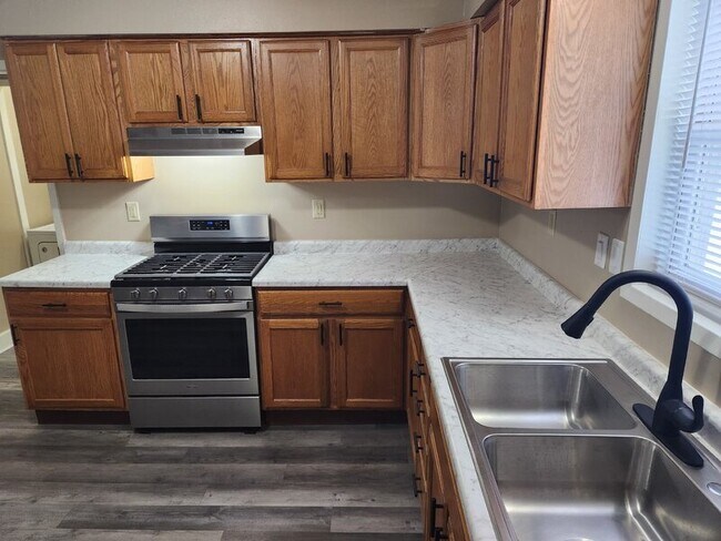 Building Photo - 406 7th St