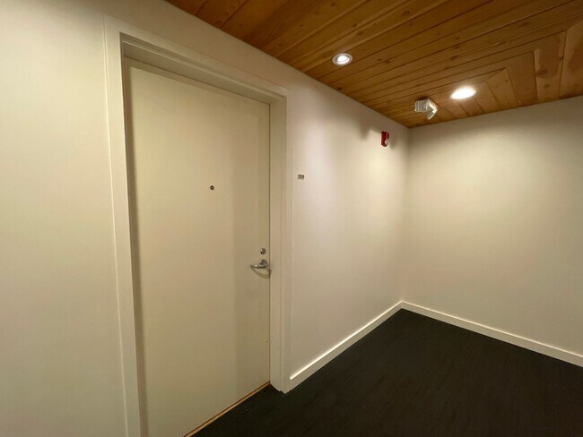 Building Photo - Stunning NW District Condo with Secured Pa...