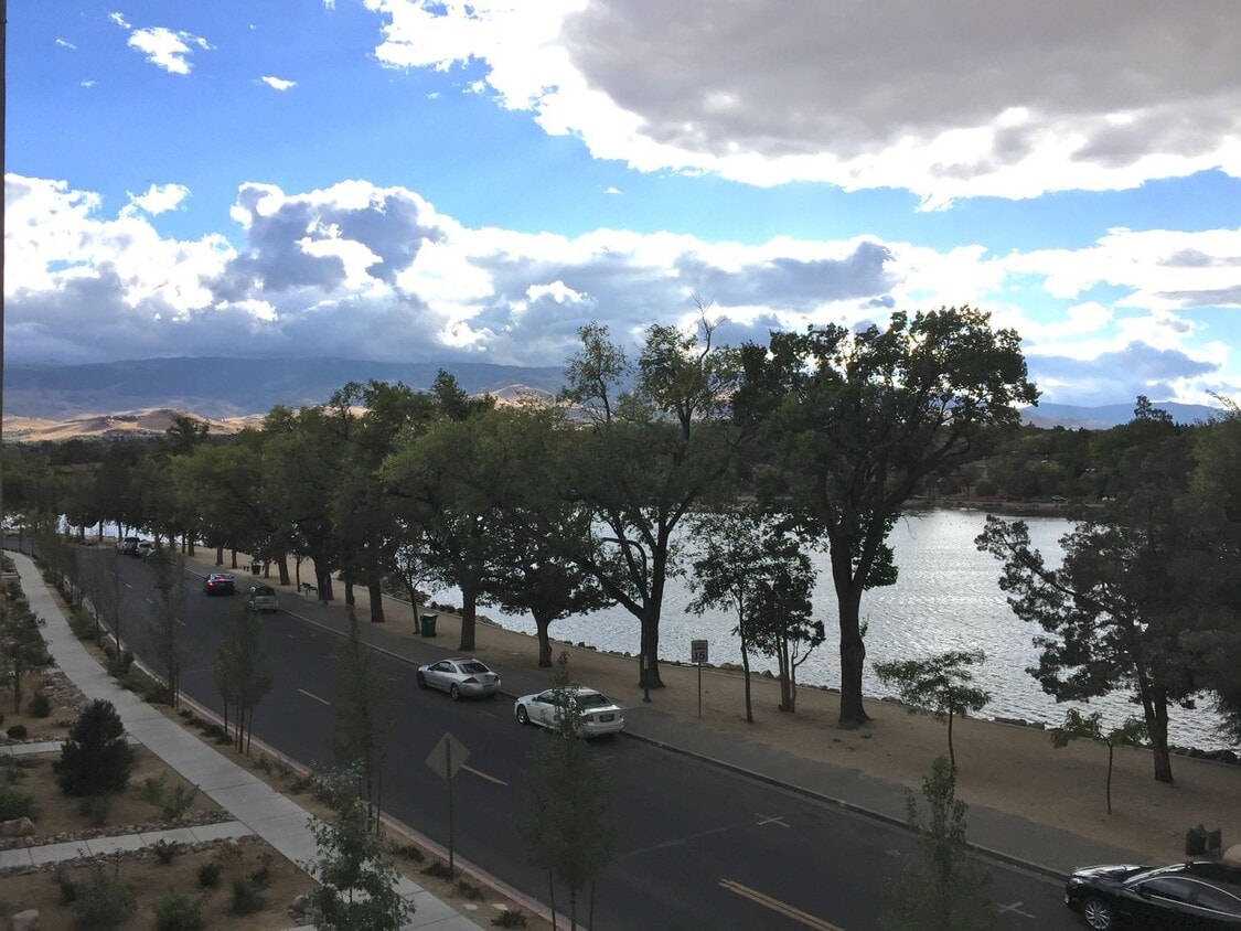 Primary Photo - Lake View Resort Style Condo - Garage & Po...