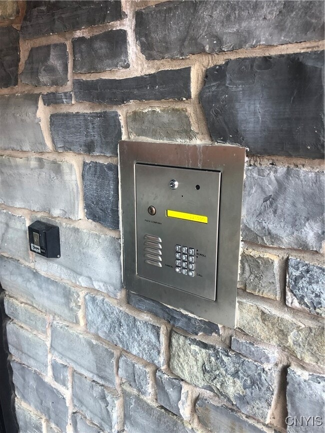 Building Photo - 721 N Clinton St