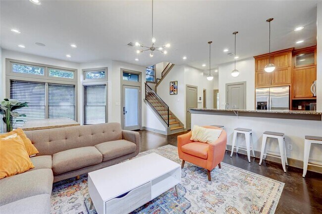 Foto del edificio - 602 W N Loop Blvd