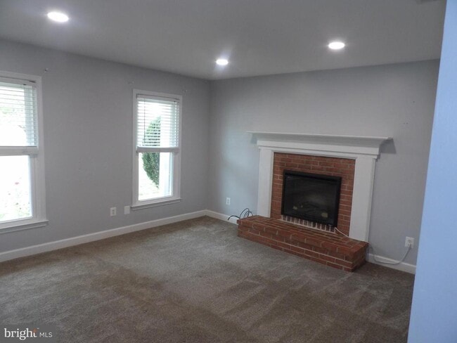 Building Photo - 413 Forest Ct