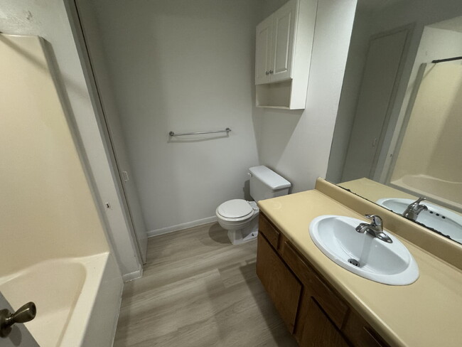 Foto del edificio - 1 bedroom apartment with in-unit laundry, ...