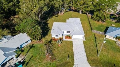Building Photo - 419 SW Namoit Pl