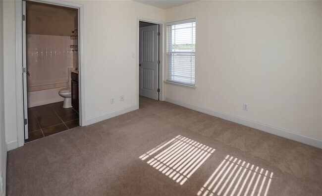 Building Photo - 412 Promenade Dr SW