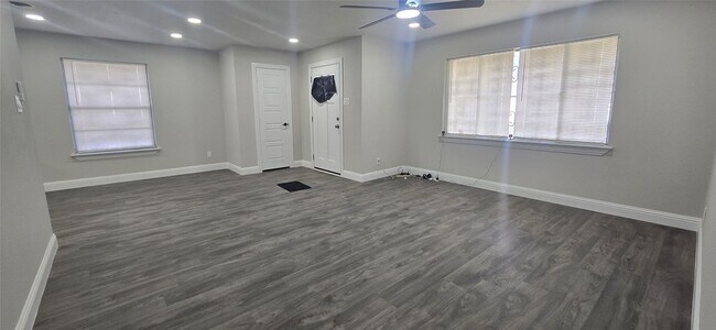 Foto del edificio - 230 W Louisiana Ave