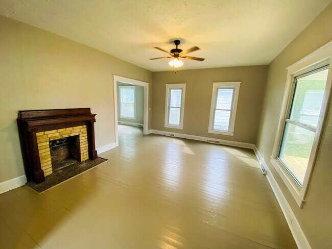 Foto del edificio - COMING SOON: Spacious 3 Bedroom 2 Bathroom...