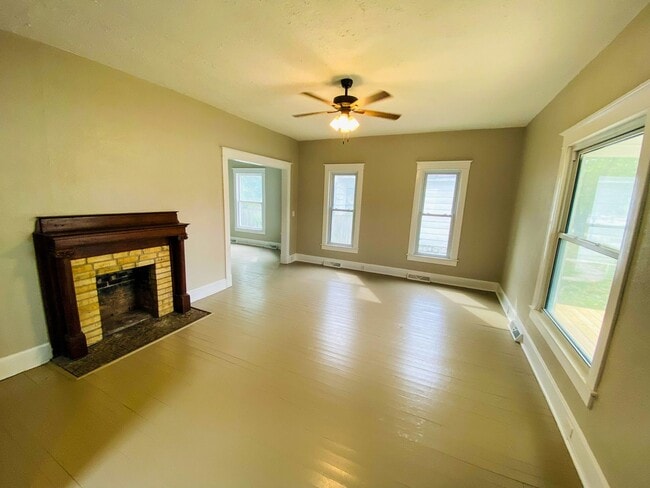 Building Photo - SPRING SPECIAL: HALF OF FIRST MONTH RENT!!...