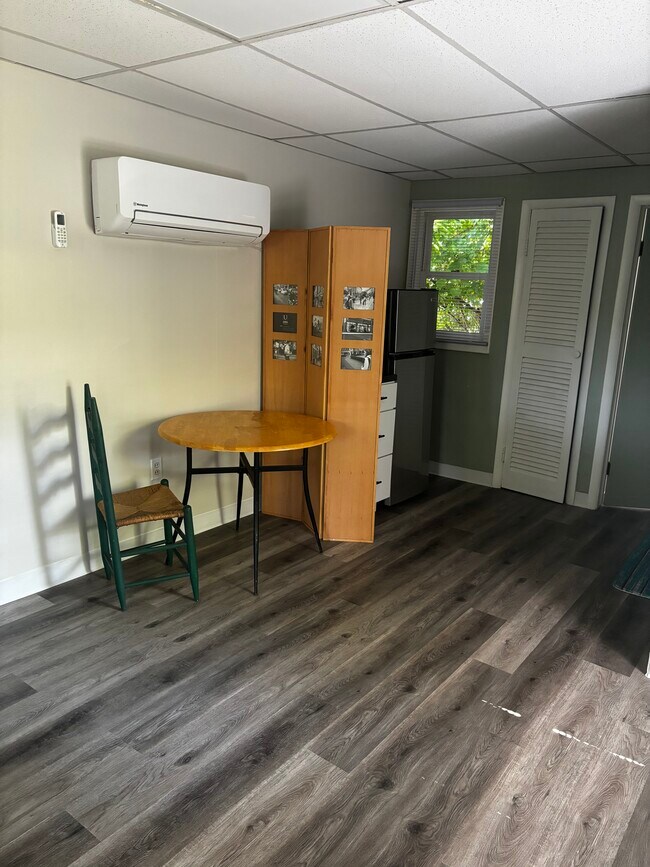 Mesa de comedor - 1003 E Hunter Ave