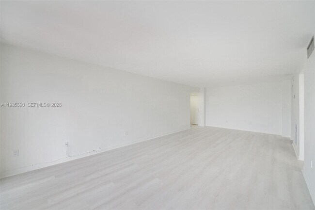 Foto del edificio - 1865 79th Street Causeway