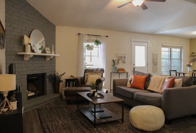 Foto del edificio - 2102 Meadowgrove Dr