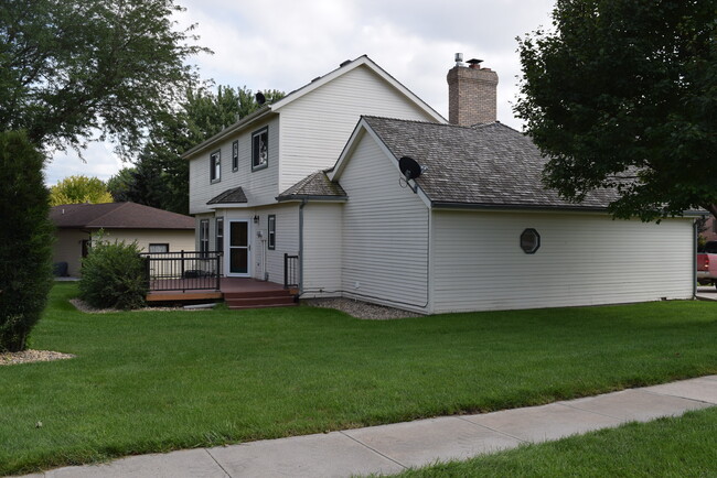 Building Photo - 2104 Skyline Dr