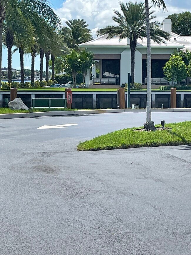 Foto del edificio - 6207 Bay Club Dr