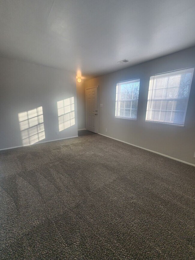 Foto del edificio - Spacious 2-bedroom Townhome