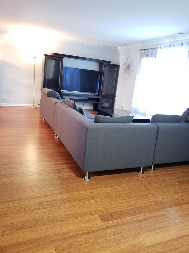 Living room - 770 Ballantrae Dr